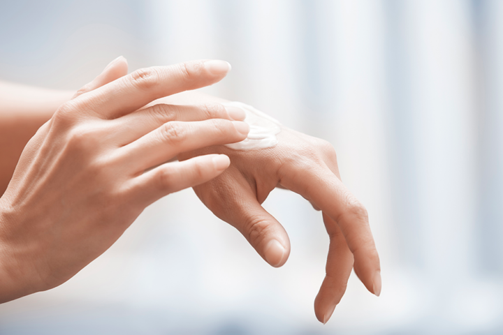 Käsien ihosta kannattaa huolehtia käyttämällä säännöllisesti kosteusvoiteita.