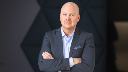 Teemu Pitkänen, Berner Medicalin Healthcare Nordic -johtaja, muotokuva mustalla taustalla